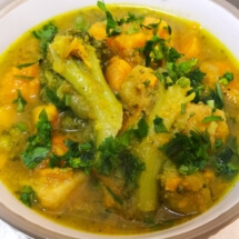 Curry de broccoli si cartofi dulci (broccoli, cartofi dulci, ceapa, lapte de soia, condiment curry, ulei, sare).