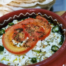 Bouyourdi (telemea, mozzarella, cascaval, ardei iute, rosii, oregano, ulei de masline) cu lipie "home-made" (faina, drojdie, ulei, apa, sare).