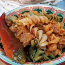 Paste multicolore cu varza calita (fusilli, varza, ulei, sare, pasta de tomate, foi de dafin, piper).