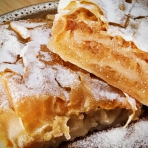 Strudel cu mere (foi de placinta, mere, zahar, nuca).