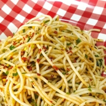 Paste aglio, olio e pepperoncino - spaghete Barilla, ulei de masline, usturoi, fulgi de chili, patrunjel, boia dulce, sare.