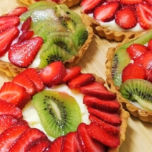 Tarte cu fructe (unt, ou, faina, lapte, zahar, piersica, rodie, kiwi, cirese).