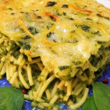 Spaghete cu spanac si parmezan (spanac, spaghete, ceapa, parmezan, telemea, cascaval).