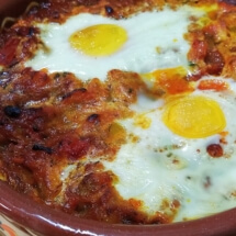 Shakshouka - ardei kapia, rosii, ceapa, usturoi, coriandru, ou, sare, piper, ulei).