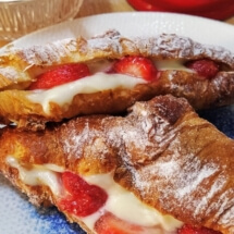 Croissant cu crema de vanilie si capsuni (croissant, lapte, faina, esenta vanilie, zahar, capsuni).