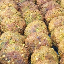 Falafel (naut, ceapa, patrunjel, turmeric, zeama de lamaie, sare, piper, ulei).