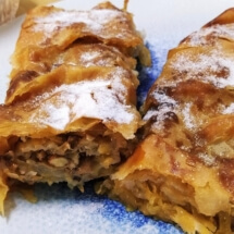 Strudel cu mere (foi de placinta, mere, zahar, nuca).