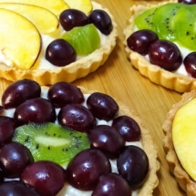 Tarte cu fructe (unt, ou, faina, lapte, zahar, piersica, rodie, kiwi, cirese).