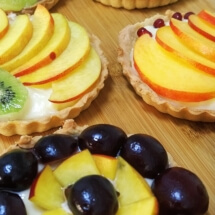 Tarte cu fructe (unt, ou, faina, lapte, zahar, piersica, rodie, kiwi, cirese).