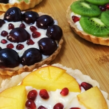 Tarte cu fructe (unt, ou, faina, lapte, zahar, piersica, rodie, kiwi, cirese).