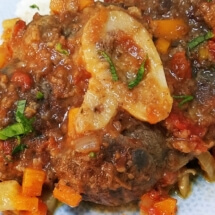 Osso bucco (rasol de vita, ceapa, morcov, rosii, usturoi, vin alb, sare, piper, foi de dafin).