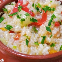 Pilaf cu legume ( orez, ceapa, morcov, ardei tricolor, sare piper, ulei).