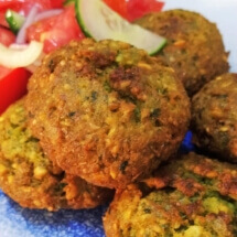 Falafel (naut, patrunjel, turmeric, ceapa, zeama de lamaie, ulei, sare, piper) cu salata asortata (rosii, castraveti, ceapa, ardei gras, sare, ulei).