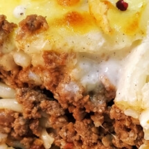 Pastitsio (carne tocata de vita, macaroane, usturoi, cascaval, nucsoara, rosii, ou, unt, lapte, faina, sare, piper).