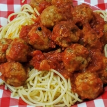 Chiftelute in sos rosu cu spaghete (carne de porc, ceapa, ou, faina, marar, patrunjel, rosii, foi de dafin, piper, ulei) si spaghete (Barilla).