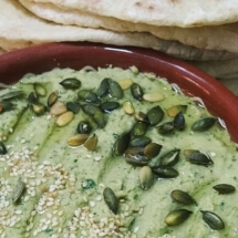 Humus cu patrunjel, seminte de dovleac - (naut, tahini, ulei de masline, usturoi, patrunjel, susan, ulei de susan, seminte de dovleac, sare, piper) si lipei de casa (faina, drojdie, apa, sare).