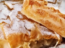 Strudel cu mere (foi de placinta, mere, zahar, nuca).