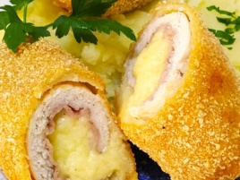 Cordon Bleu (piept de pui, sunca, cascaval, ou, pesmet, faina, ulei, sare, piper).