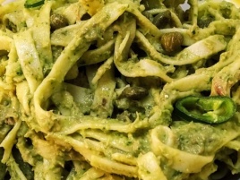 Tagliatelle picante cu sos de avocado si ton (tagliatelle, avocado, ton, capere, ardei iute, ulei de masline, sare).