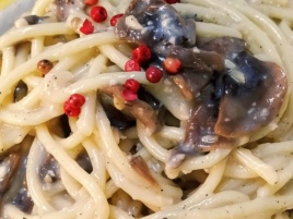 Carbonara de post - spaghete, ciuperci, ceapa, lapte de soia, seminte susan, ulei, sare, piper).